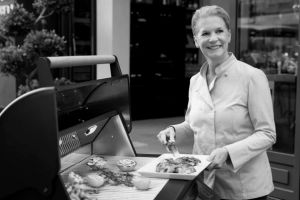 Koqoon-Botschafterin Cornelia Poletto am Grill