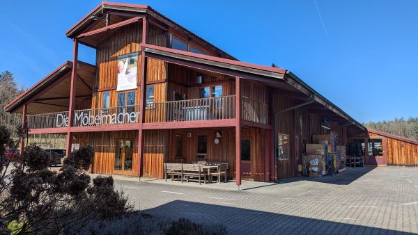 Möbelmacher Werkstatthaus ist Basilika nachempfunden was die Absaugung erforderlich machte