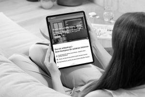 Neue Features: Nutzerin mit Möbelnavi-App