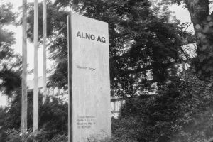Nur noch Patina: Am Ex-Alno-Standort in Enger verwittert heute das Firmenschild