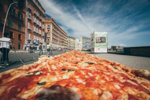 2016 wurde im Rahmen eines Pizza-Village-Events ein Weltrekord gebrochen: 1.853,88 Meter Pizza in Neapel