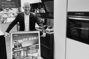 Christian Claes, Konzeptmanager Küchenplus, mit einem Motiv aus der Kampagne