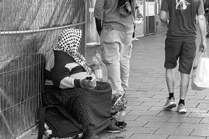 Sommer 2026: Bedürftigkeit hat viele Gesichter, Straßenszene in München-Schwabing