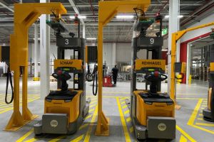 Otto Rehhagel, Thomas Schaaf oder Rudi Völler? Im Häcker-Werk Venne sind die autonom fahrenden Gabelstapler nach Ex-Werder-Berühmtheiten benannt.