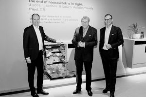 Enthüllung in Berlin: Dr. Markus Miele, Dr. Reinhard Zinkann, Dr. Axel Kniehl mit dem neuen G8