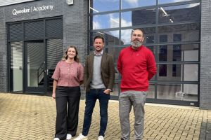 Am Stammsitz: Jasmijn van Denderen, Daniel Hörnes, Michiel Boertjes