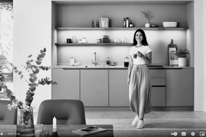 Die Dame aus der bekannten Bild-Kampagne läuft im KI-Spot los.