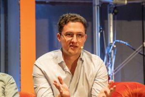 Moritz Schüller auf der Bühne des 6. INSIDE Branchen-Gipfels 2024