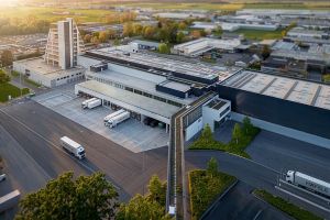 Im Bau: Links ist der entstehende Turm zu sehen, neben der großen Logistikfläche