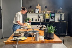 Kohlrouladen-Shooting: Food-Influencerin Nyala Krullaars nutzt die Proform-Ausstellung für ihre Arbeit